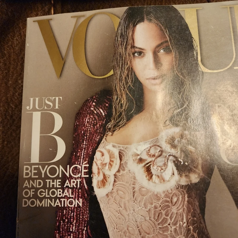 Pair of Vogue Magazines- Taylor Swift and Beyonce - Picture 8 of 12